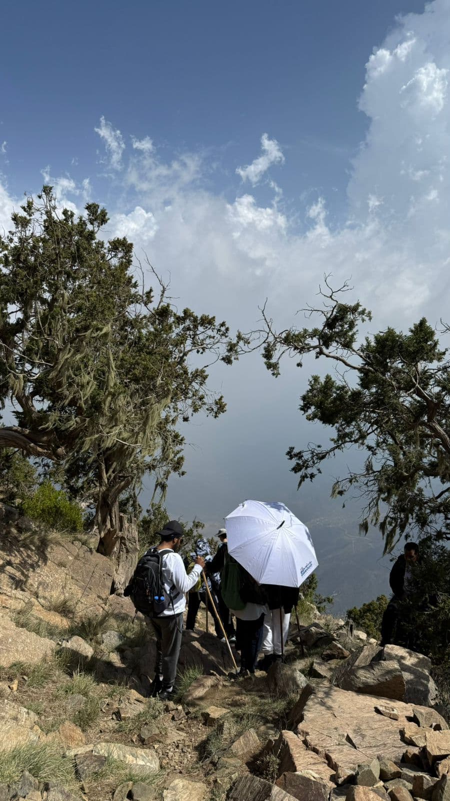 Hiking dan bersantai di pegunungan di Al-Soudah, jantung keindahan alam Asir 🏔️