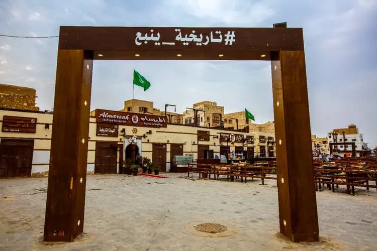 Tur keliling kota bersejarah Yanbu dengan pemandu wisata.