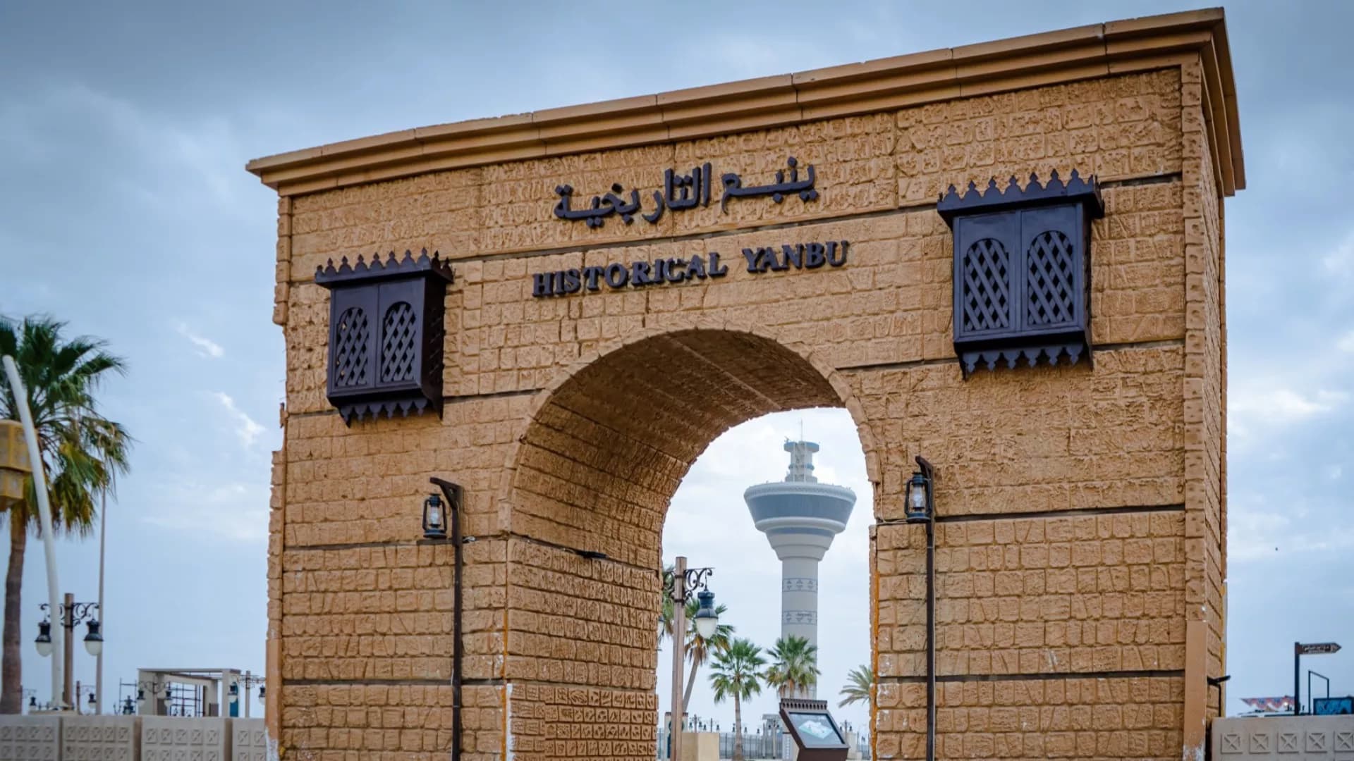 Tur keliling kota bersejarah Yanbu dengan pemandu wisata.