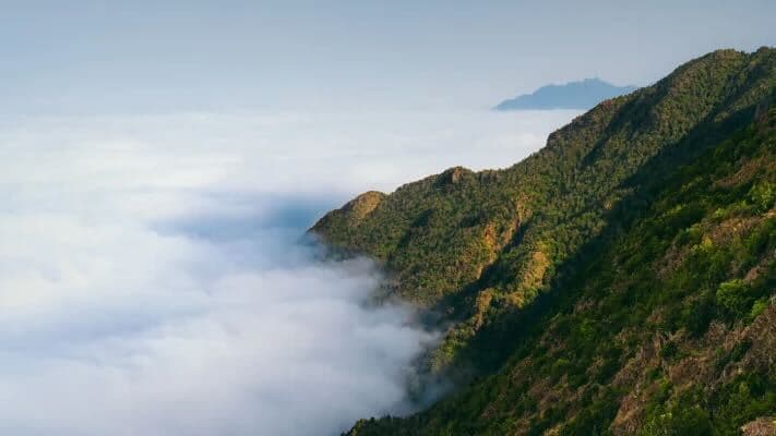 Wisata alam di tengah pemandangan pegunungan Asir yang menakjubkan