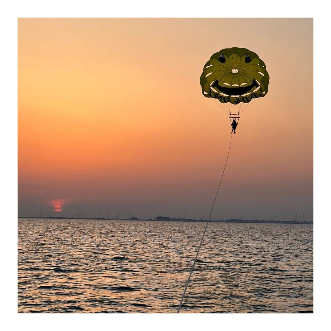 Berbagai aktivitas air di Pantai Half Moon