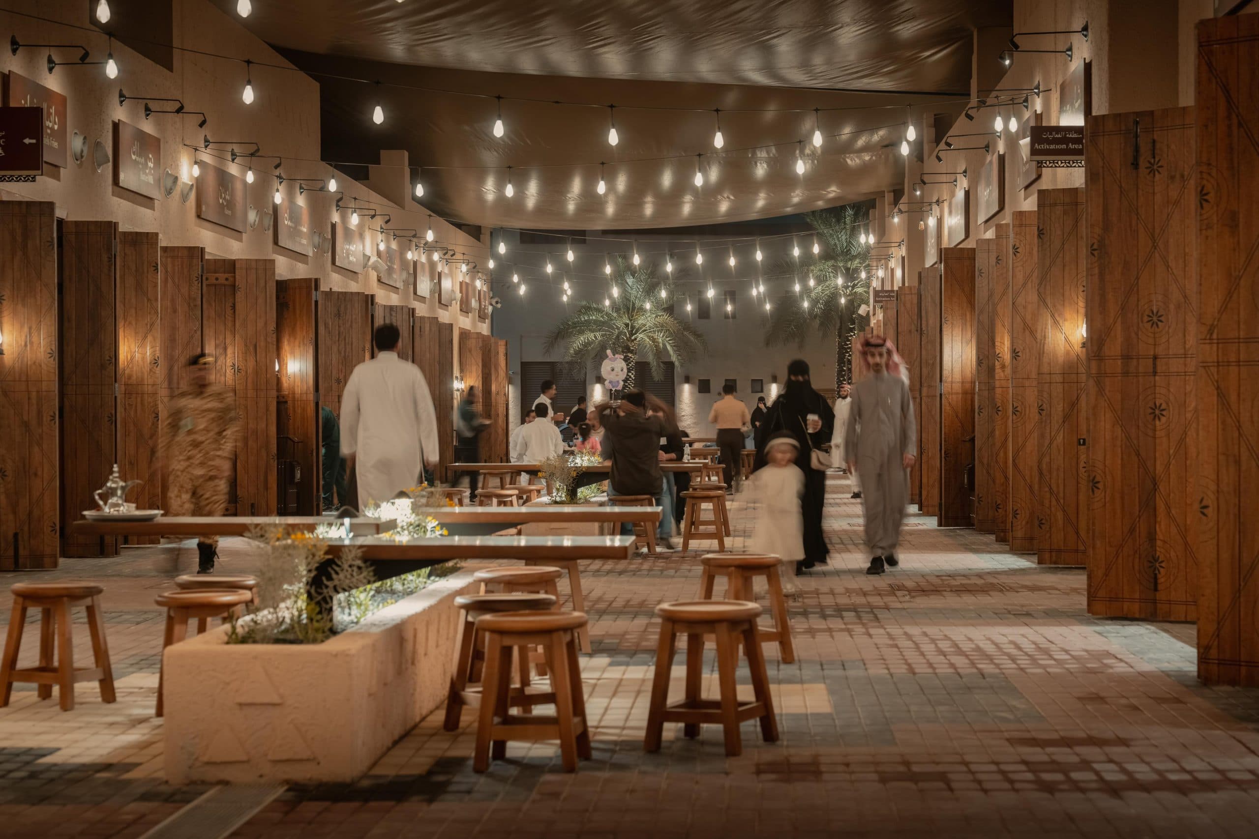 Mengunjungi warung makan di kawasan Qasr al-Hukm.