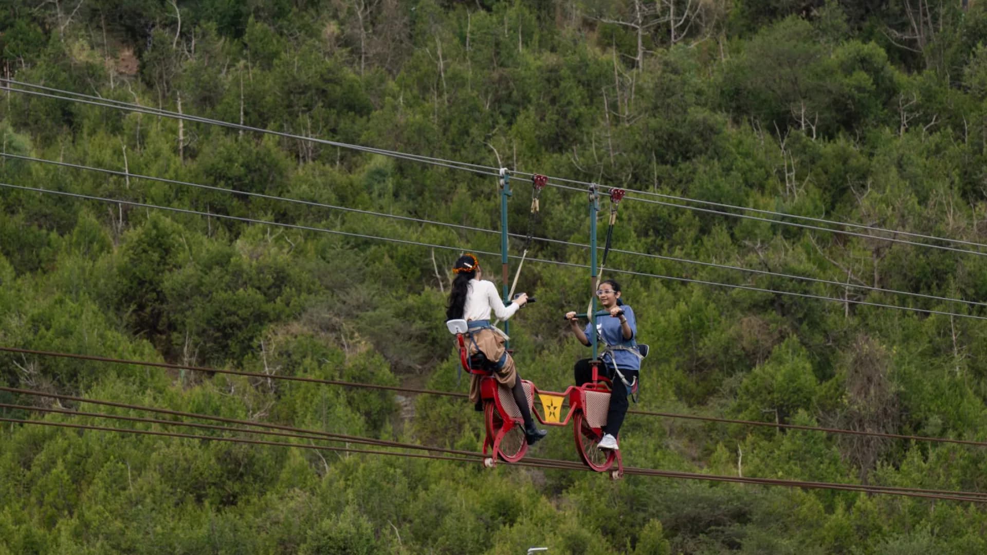 Pengalaman zip-lining di Raghadan